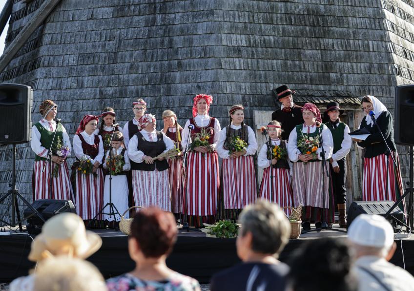 Folkloro kolektyvas dalyvavo Žolinės šventėje prie Žaliūkių malūno