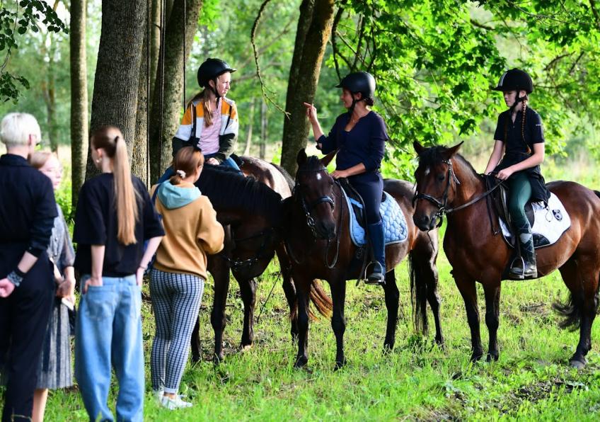 „Paliesiai-senųjų liepų istorijos“