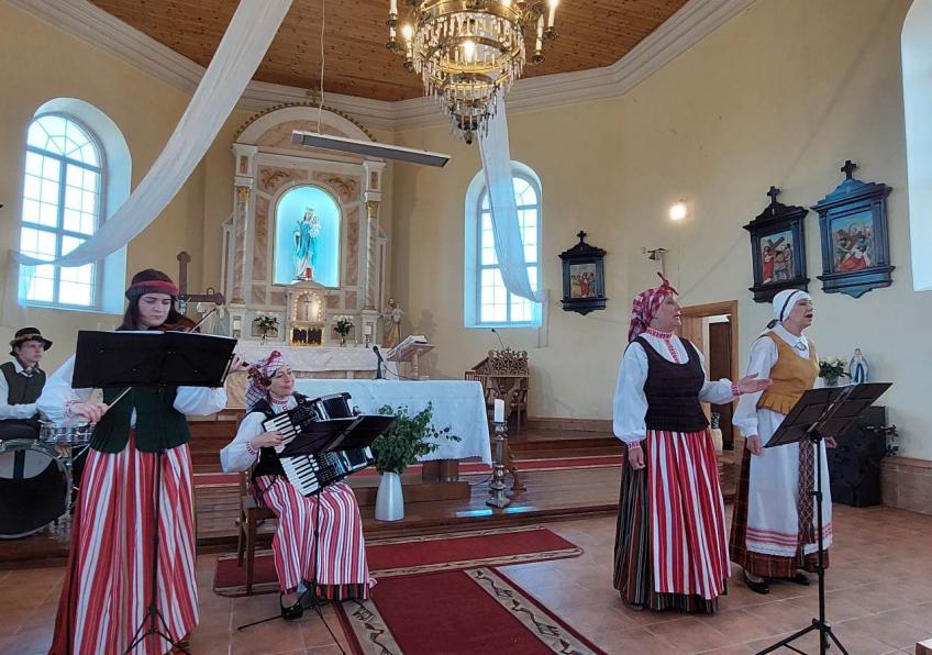 Ginkūnų liaudiškos muzikos kapela ,,Švedė" skambiomis dainomis sveikino Antanus ir Antaninas