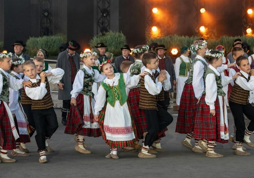 Šiauliuose nuvilnijo regioninė liaudiškų šokių šventė „Teka saulelė“ 